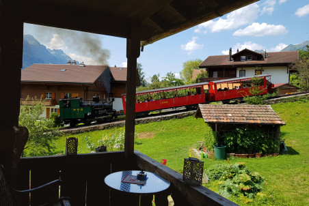Aussicht vom Spycher auf Brienzer Rothornbahn